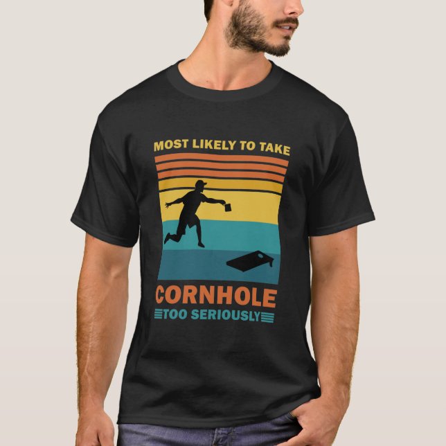 Camiseta Mais Propenso a Levar Cornhole Muito a Sério (Frente)