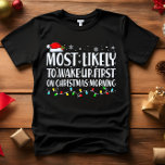 Camiseta Mais provável de ACORDAR PRIMEIRA MANHÃ DE NATAL<br><div class="desc">Engraçado Adulto Correspondendo Camisetas Familiares. Vista no Natal, Festa de Natal, ou dê como presentes. Unisex Tshirt. Camisetas de alta qualidade vêm na sua escolha de várias afirmações do tipo "Mais Provável". A família de Natal vestida A - mais propensa a decorar no Natal em outubro B - mais propensa...</div>