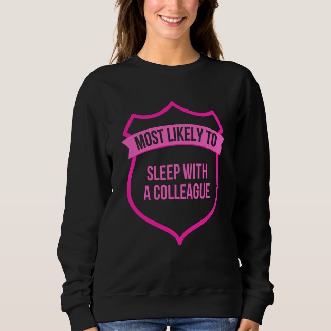 Camiseta Mais provável de dormir com uma colega despedida d (Frente)