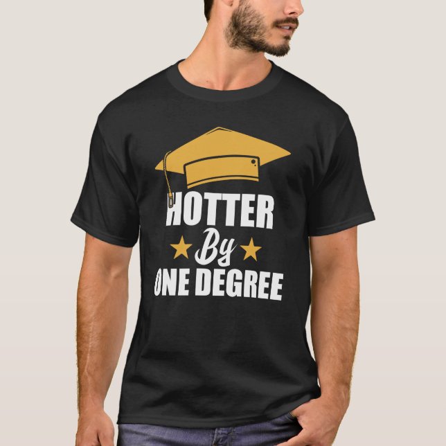 Camiseta Mais Quente Por Um Estudante Engraçado De Formando (Frente)