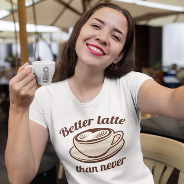 Camiseta Mais tarde do que nunca (better latte than never t-shirt)