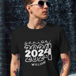 Camiseta Mais velho 2024 com formando de nome<br><div class="desc">Prepare-se para fazer uma declaração na moda com esta camiseta Zazzle "Mais velho 2024"! Projetado para comemorar sua jornada acadêmica,  esta árvore é imperativa para todos os formandos de tendências e é perfeita para mostrar seu orgulho de classe para todas as suas aventuras de segundo grau ou faculdade</div>