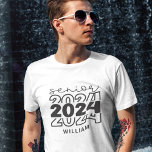 Camiseta Mais velho 2024 com formando de nome<br><div class="desc">Prepare-se para fazer uma declaração na moda com esta camiseta Zazzle "Mais velho 2024"! Projetado para comemorar sua jornada acadêmica,  esta árvore é imperativa para todos os formandos de tendências e é perfeita para mostrar seu orgulho de classe para todas as suas aventuras de segundo grau ou faculdade</div>