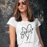 Camiseta Mais velho 2024 moderno coração moderno<br><div class="desc">Aproveite seu último ano de segundo grau ou faculdade com esta camiseta Zazzle "Mais velho 2024"! Projetado para celebrar sua jornada acadêmica, com seu adorável coração estilizado, esta árvore é imperdoável para todos os formandos de tendências e é perfeito para mostrar seu orgulho de classe para todas as suas aventuras...</div>