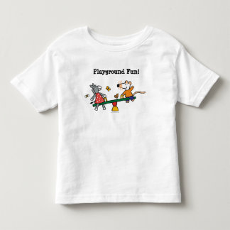Camiseta Maisy e balanço Dotty no campo de jogos
