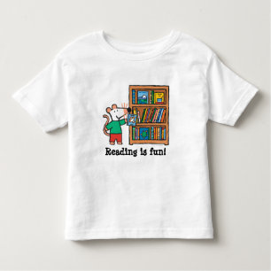 Camiseta Maisy e uma prateleira de livros