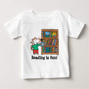 Camiseta Maisy e uma prateleira de livros