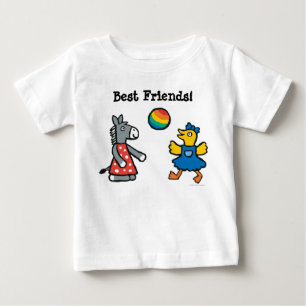 Camiseta Maisy no pré-escolar com os amigos no campo de