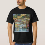 Camiseta Malcesine no Lago de Garda por Gustav Klimt<br><div class="desc">Malcesine no Lago de Garda (1913) de Gustav Klimt é uma pintura simbolista de arte nova da Era Vitoriana. Uma bela vista da cidade italiana de Malcesine com edifícios e casas na beira do porto. As casas e barcos refletem-se na água calma. Pode-se ver as muralhas do castelo Castello no...</div>