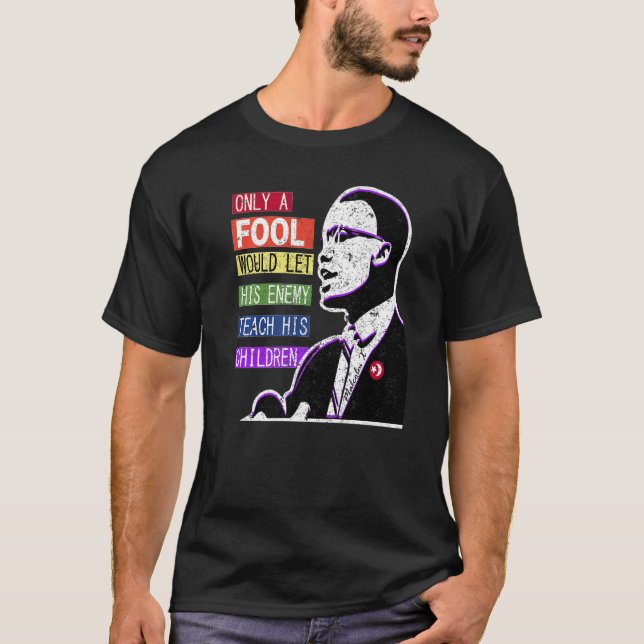 Camiseta Malcolm Só Um Tolo Que Deixa O Inimigo Ensinar Os  (Frente)