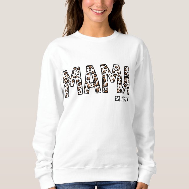 Camiseta Mama Est Sweatshirt, Custom Mama Est 2022 Leopard (Frente)