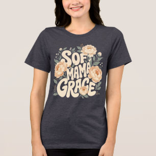 Camiseta Mama Grace Suave Floral Típografia Retro em Plum D