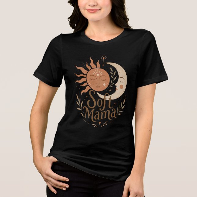 Camiseta Mama Macia Sol Celestial e Lua Design Boho  (Frente)