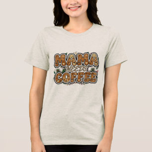 Camiseta Mama Precisa de Café – Tipografia Fofo de Mãe Aman