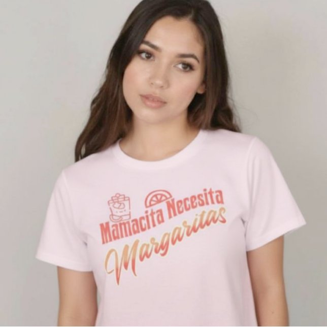 Camiseta Mamacita Necesita Margaritas - Script Rosa (Mamacita Necesita Margaritas Script Pink T-Shirt.)