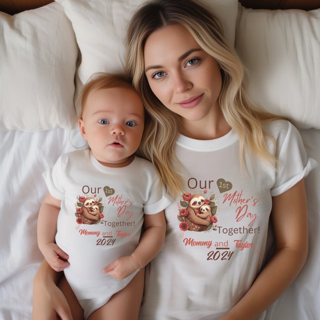 Camiseta Mamãe Correspondendo Sloth Nosso Primeiro Dia de a (Mom matching. Sloth and baby. Our first mother's day Together!)