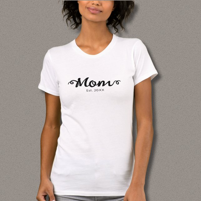 Camiseta Mamãe criou um roteiro preto (Mom Established Black Script T Shirt with Established Date, Script Text.)
