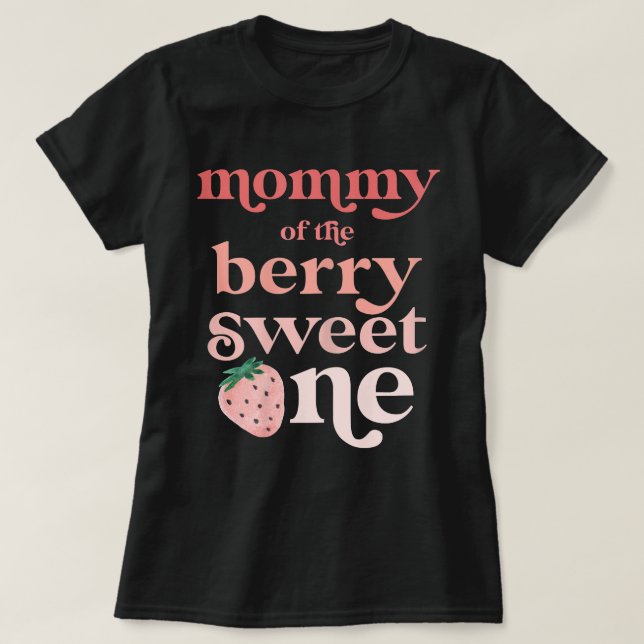 Camiseta Mamãe do Berry Sweet One Strawberry First Birt (Frente do Design)