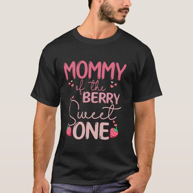 Camiseta Mamãe Do Berry Sweet One Strawberry First Birt (Frente)