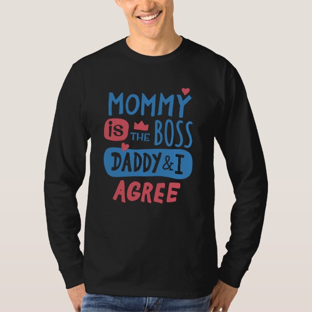 Camiseta Mamãe é a chefe. Papai e eu concordamos (Frente)