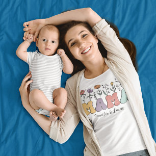 Camiseta Mamãe em flores coloridas com nomes personalizados