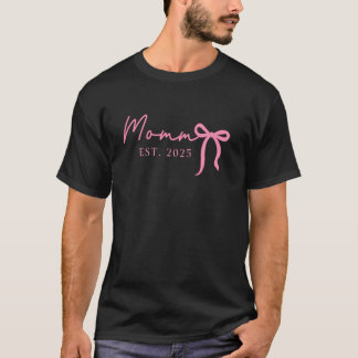 Camiseta Mamãe Est 2025 Expect Baby 2025 Pink Coquette Arco