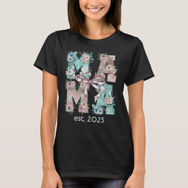 Camiseta Mamãe Est. 2025 Tipografia Floral Boho (Frente)