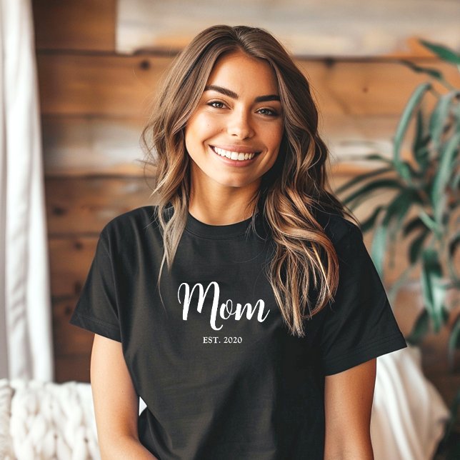 Camiseta Mamãe Estabeleceu Novo Presente Mãe (Established Mom black t-shirt with playful, elegant white script text. A perfect Mother's Day gift.)