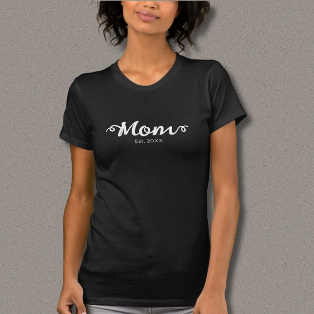 Camiseta Mamãe Estabeleceu Novo Presente Mãe (Mom Established New Mom Gift T-Shirt, Black Shirt with White Script Text, Established Date.)