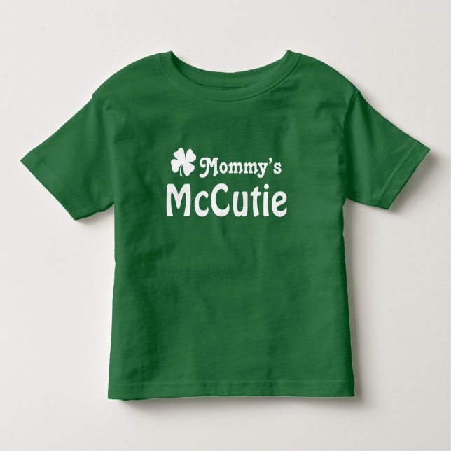Camiseta Mamãe McCutie Rua Verde. Dia de Patrick (Frente)