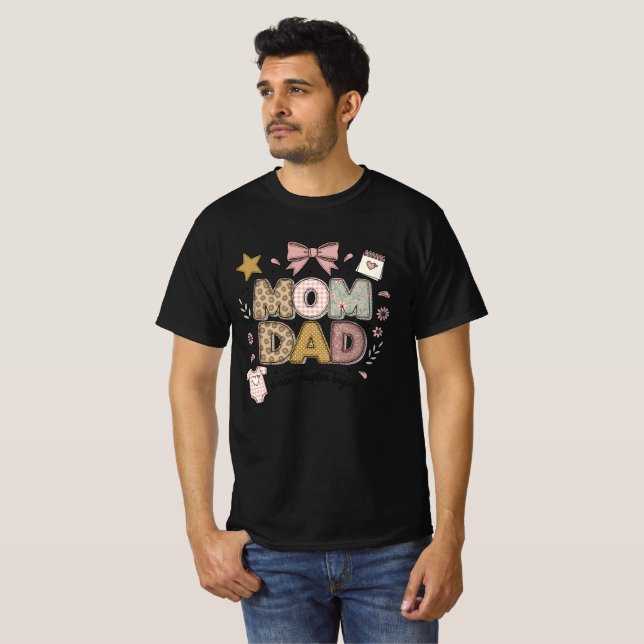 Camiseta Mamãe Papai Novo Capítulo Começa Design de Bebê Fo (Frente Completa)