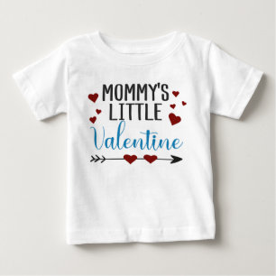Camiseta "Mamãe pequeno Namorados" com corações e flecha