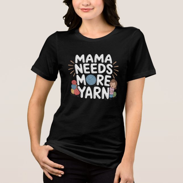 Camiseta Mamãe Precisa de Mais Linha Engraçado Crochê Tricô (Frente)