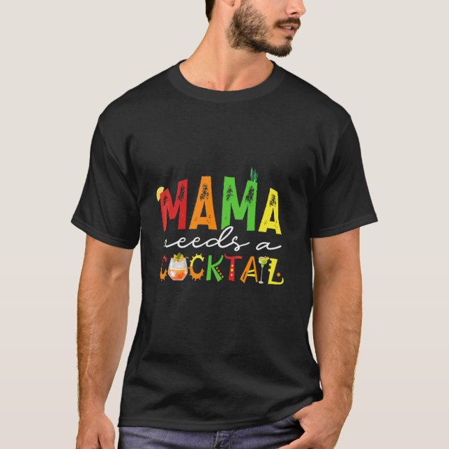 Camiseta Mamãe Precisa De Um Coquetel. (Frente)