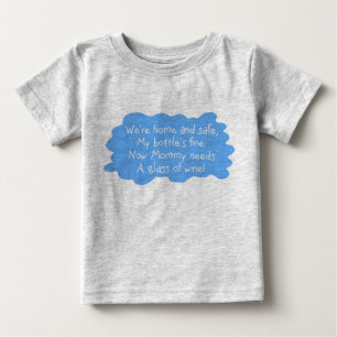 Camiseta Mamãe precisa de vinho azul