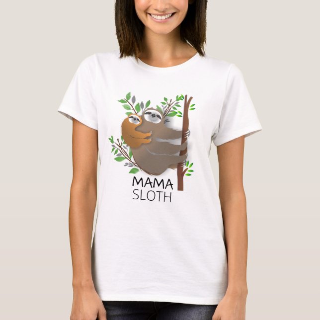 Camiseta Mamãe Sloth Subindo em Árvore com Baby Sloth nas c (Frente)