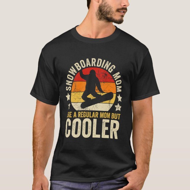 Camiseta Mamãe Snowboard Como Uma Mãe Comum Mas Mais Fria (Frente)