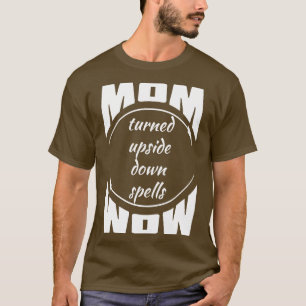 Camiseta Mamãe virou de cabeça para baixo feitiços uau cita