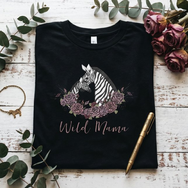 Camiseta Mamãe Zebra Selvagem Mamãe (Alternative wild mama zebra safari baby shower mommy t-shirt for mother to be with soft gothic vibes)