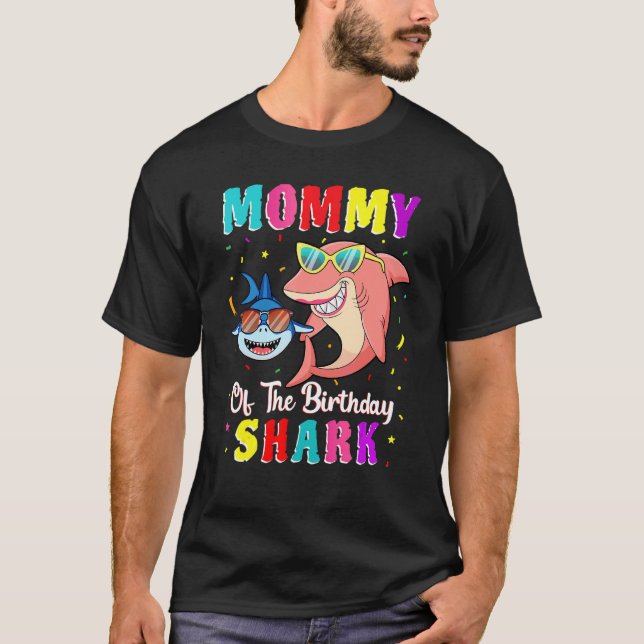 Camiseta Mamães Da Família De Aniversário De Tubarão Que Co (Frente)