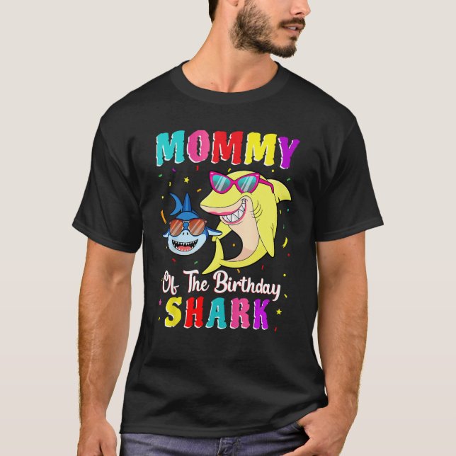 Camiseta Mamães Da Família De Aniversário De Tubarão Que Co (Frente)