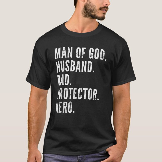 Camiseta Man of God Husband Dad Protector Hero  (Frente)