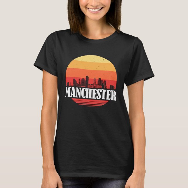 Camiseta Manchester Skyline Sunset em Estilo de Imagem Retr (Frente)