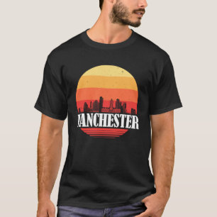 Camiseta Manchester Skyline Sunset em Estilo de Imagem Retr