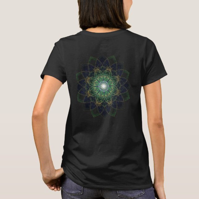 Camiseta Mandala Sagrado Cósmico: Elegancia en Oro, Esmeral (Verso)