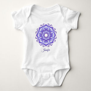 Camiseta Mandala violeta floral. Nome