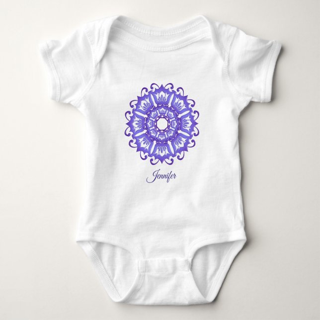 Camiseta Mandala violeta floral. Nome (Frente)