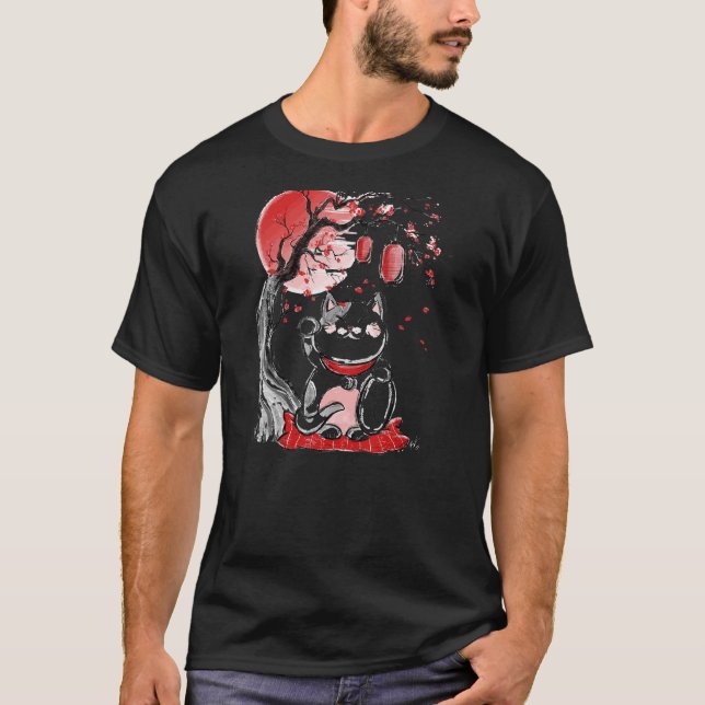Camiseta Maneki Neko Lucky Cat Acenando Braço Vermelho Lua  (Frente)