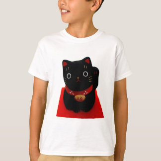 Camiseta Maneki preto Neko em um tapete vermelho