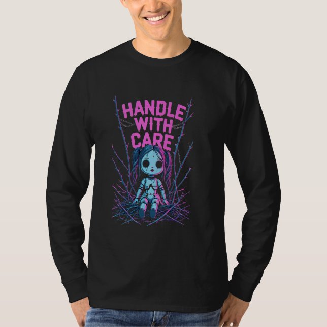 Camiseta Manipular com cuidado a estética da boneca gótica  (Frente)
